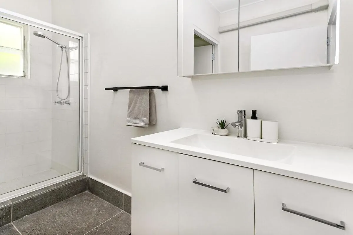 Charming 2-Bed Near River & City Brisbane